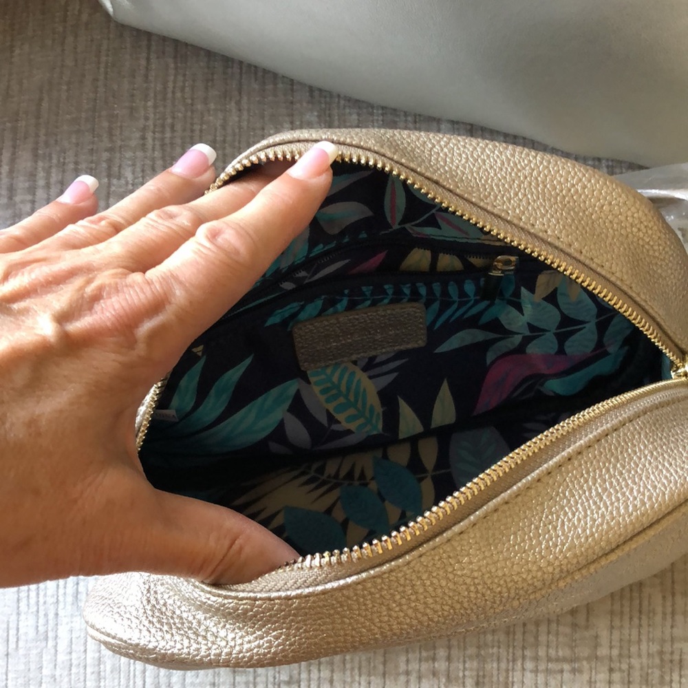 Elizabeth Grant Metallic Crossbody Bag in Gold - Picture 4 of 10